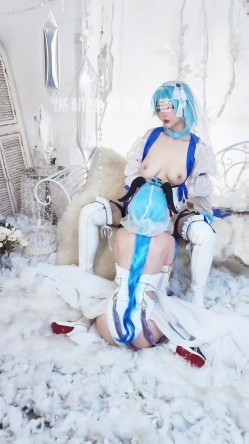 【超美高端 ️罕见露脸露点】极品Cos爆机少女【喵小吉】年终新作《双子:最强冰雪组合》原神花嫁 甘雨优菈 超清4K原档 截图10