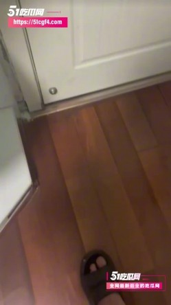 【偷情人妻】和妹妹同居的日子 - 背着好兄弟在卧室偷偷操了他的女朋友 逼逼夹的好紧越插水越多 榨射高潮太舒服了 截图2