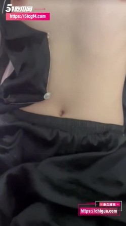 【偷情人妻】和妹妹同居的日子 - 背着好兄弟在卧室偷偷操了他的女朋友 逼逼夹的好紧越插水越多 榨射高潮太舒服了 截图3