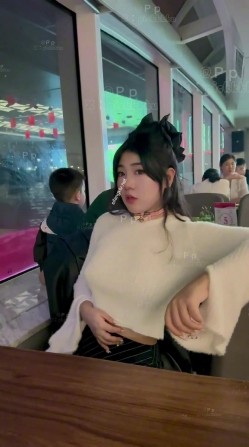 微胖广州X女神-pickkku-超大胆露出尝试,飞机上、艺术馆路人边上露奶 截图2