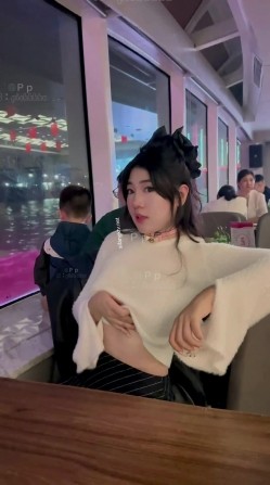 微胖广州X女神-pickkku-超大胆露出尝试,飞机上、艺术馆路人边上露奶 截图3