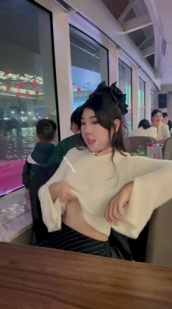微胖广州X女神-pickkku-超大胆露出尝试,飞机上、艺术馆路人边上露奶 截图4