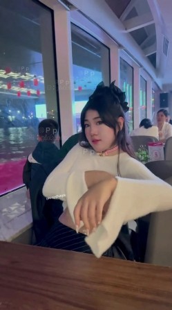 微胖广州X女神-pickkku-超大胆露出尝试,飞机上、艺术馆路人边上露奶 截图6