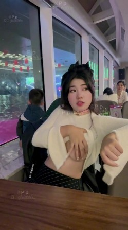 微胖广州X女神-pickkku-超大胆露出尝试,飞机上、艺术馆路人边上露奶 截图8