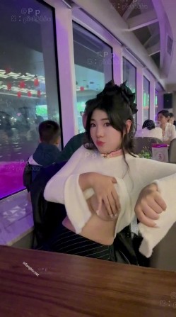 微胖广州X女神-pickkku-超大胆露出尝试,飞机上、艺术馆路人边上露奶 截图10
