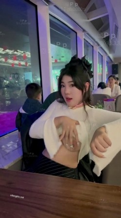 微胖广州X女神-pickkku-超大胆露出尝试,飞机上、艺术馆路人边上露奶 截图11