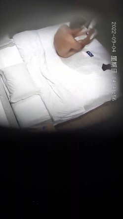 最新流出乐橙酒店偷拍 ️神似章泽天的妹子貌似发现了镜头藐视的眼神 截图1