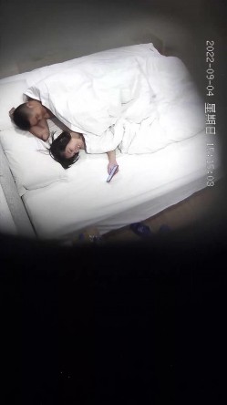 最新流出乐橙酒店偷拍 ️神似章泽天的妹子貌似发现了镜头藐视的眼神 截图5