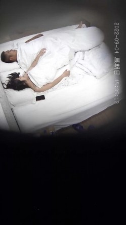 最新流出乐橙酒店偷拍 ️神似章泽天的妹子貌似发现了镜头藐视的眼神 截图8