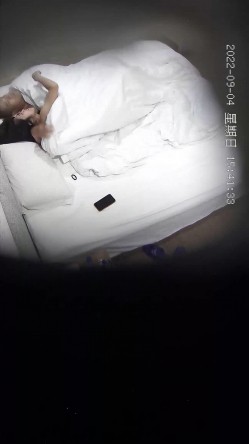 最新流出乐橙酒店偷拍 ️神似章泽天的妹子貌似发现了镜头藐视的眼神 截图9