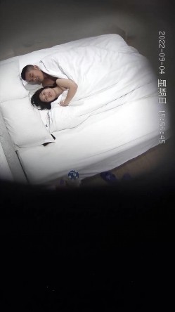 最新流出乐橙酒店偷拍 ️神似章泽天的妹子貌似发现了镜头藐视的眼神 截图11