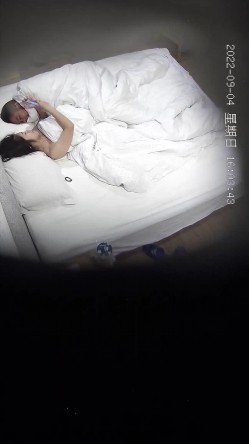 最新流出乐橙酒店偷拍 ️神似章泽天的妹子貌似发现了镜头藐视的眼神 截图12