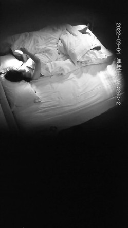 最新流出乐橙酒店偷拍 ️神似章泽天的妹子貌似发现了镜头藐视的眼神 截图15