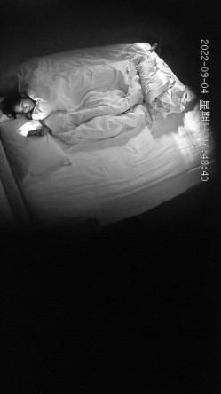 最新流出乐橙酒店偷拍 ️神似章泽天的妹子貌似发现了镜头藐视的眼神 截图16