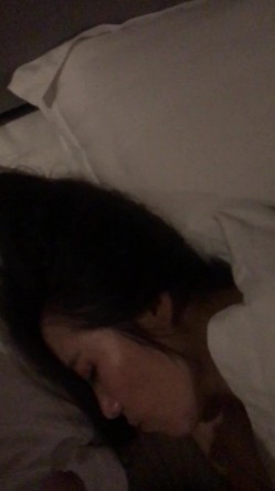 少妇被情人灌醉后出卖,四指头塞逼.脚拇指塞菊,和朋友一起玩! 截图1