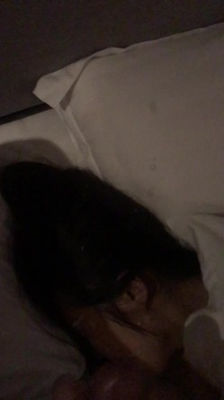少妇被情人灌醉后出卖,四指头塞逼.脚拇指塞菊,和朋友一起玩! 截图10