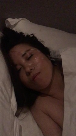 少妇被情人灌醉后出卖,四指头塞逼.脚拇指塞菊,和朋友一起玩! 截图13