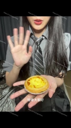 重口警告！瞠目结舌！把堂妹调教成为吃精液和尿液母狗！妹妹的精液食物吃播 截图1