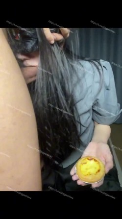 重口警告！瞠目结舌！把堂妹调教成为吃精液和尿液母狗！妹妹的精液食物吃播 截图4