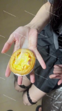 重口警告！瞠目结舌！把堂妹调教成为吃精液和尿液母狗！妹妹的精液食物吃播 截图8