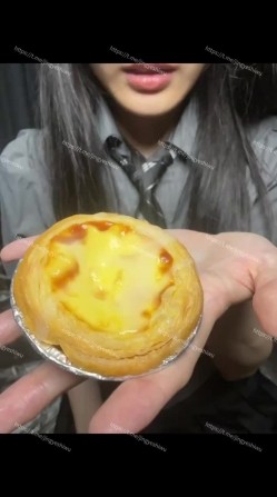 重口警告！瞠目结舌！把堂妹调教成为吃精液和尿液母狗！妹妹的精液食物吃播 截图9