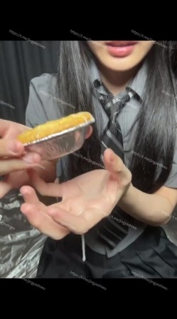 重口警告！瞠目结舌！把堂妹调教成为吃精液和尿液母狗！妹妹的精液食物吃播 截图11