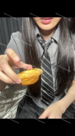 重口警告！瞠目结舌！把堂妹调教成为吃精液和尿液母狗！妹妹的精液食物吃播 截图13