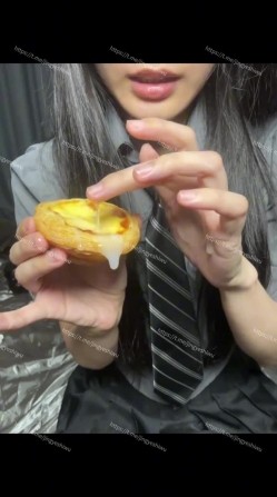 重口警告！瞠目结舌！把堂妹调教成为吃精液和尿液母狗！妹妹的精液食物吃播 截图14