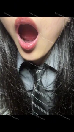 重口警告！瞠目结舌！把堂妹调教成为吃精液和尿液母狗！妹妹的精液食物吃播 截图16