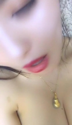 辣妈人妻的性福生活，全程露脸哺乳期的女人奶子就是大，自己吃奶道具插逼表情好淫荡，叫声骚骚逼特写，瞬间秒硬了 截图9