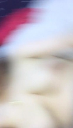 辣妈人妻的性福生活，全程露脸哺乳期的女人奶子就是大，自己吃奶道具插逼表情好淫荡，叫声骚骚逼特写，瞬间秒硬了 截图15