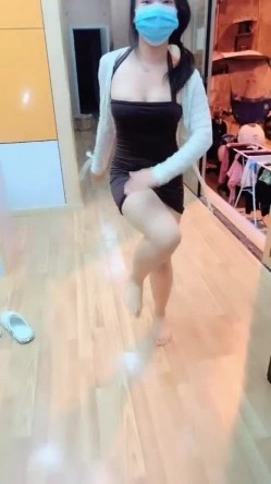 周导玩的妹子都是高端极品 模特身材自己剃毛，用专业设备细化毛孔 截图6