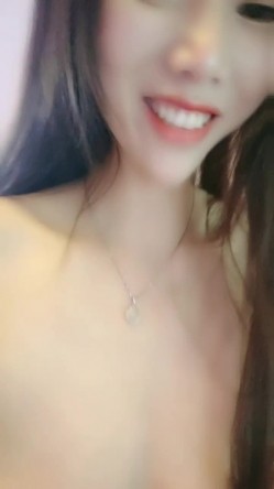特别喜欢这妹子【钟晚】，娇小身躯，赤裸裸一丝不挂的自慰娇喘，迷死人的叫春声！ 截图14
