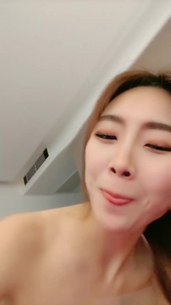 高挑车模完美炮机全裸热舞，上来就是甜逼，卖力口交手持镜头展现精彩画面 截图3