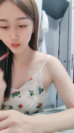 新人~学妹暑期兼职！【美少女圆】颜值明星一样~下海了，这腰线，大白臀，看的人秒硬，想插入进去爽一下 截图6