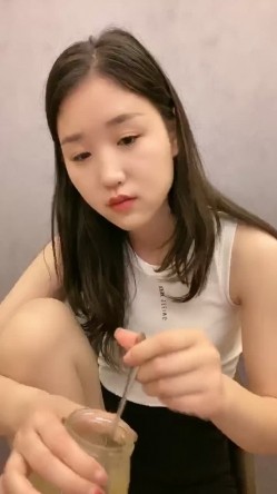 长腿校花，清纯天花板，近期热门， 【一朵喇叭花】 截图7