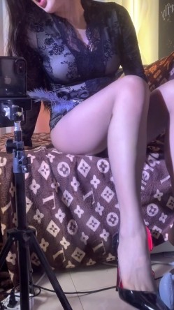 快手极品丝袜熟女《依依姐儿》无内高跟隔丝袜自慰 截图9
