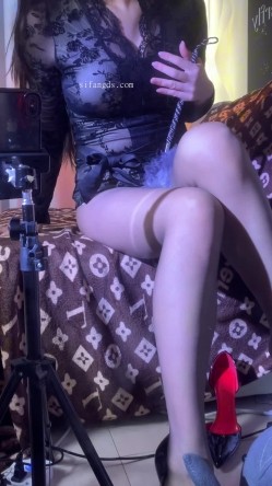 快手极品丝袜熟女《依依姐儿》无内高跟隔丝袜自慰 截图10