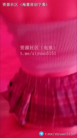 真实原创NTR情侣「张小妖」《新年约单男》+《帮单男撸射》老婆被单男压在身下，给我一只脚让我自己玩弄 截图3