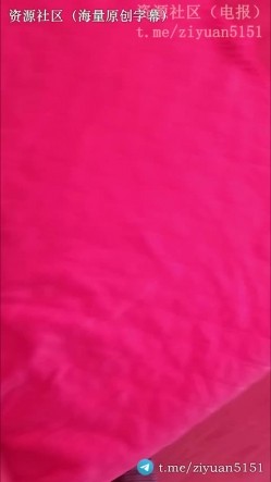 真实原创NTR情侣「张小妖」《新年约单男》+《帮单男撸射》老婆被单男压在身下，给我一只脚让我自己玩弄 截图4