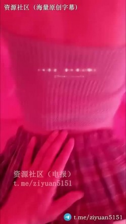 真实原创NTR情侣「张小妖」《新年约单男》+《帮单男撸射》老婆被单男压在身下，给我一只脚让我自己玩弄 截图11