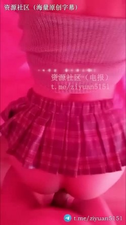 真实原创NTR情侣「张小妖」《新年约单男》+《帮单男撸射》老婆被单男压在身下，给我一只脚让我自己玩弄 截图14