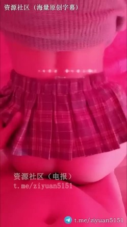 真实原创NTR情侣「张小妖」《新年约单男》+《帮单男撸射》老婆被单男压在身下，给我一只脚让我自己玩弄 截图16