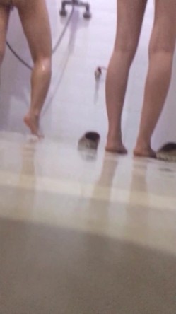 大神潜入大学女生宿舍偷窥两个妹子一起洗澡,相互帮着搓背 截图2