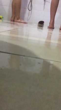 大神潜入大学女生宿舍偷窥两个妹子一起洗澡,相互帮着搓背 截图6