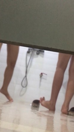 大神潜入大学女生宿舍偷窥两个妹子一起洗澡,相互帮着搓背 截图7