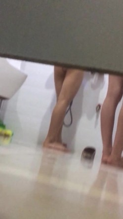 大神潜入大学女生宿舍偷窥两个妹子一起洗澡,相互帮着搓背 截图8