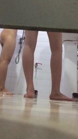 大神潜入大学女生宿舍偷窥两个妹子一起洗澡,相互帮着搓背 截图11