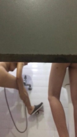 大神潜入大学女生宿舍偷窥两个妹子一起洗澡,相互帮着搓背 截图12