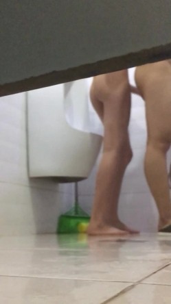 大神潜入大学女生宿舍偷窥两个妹子一起洗澡,相互帮着搓背 截图14